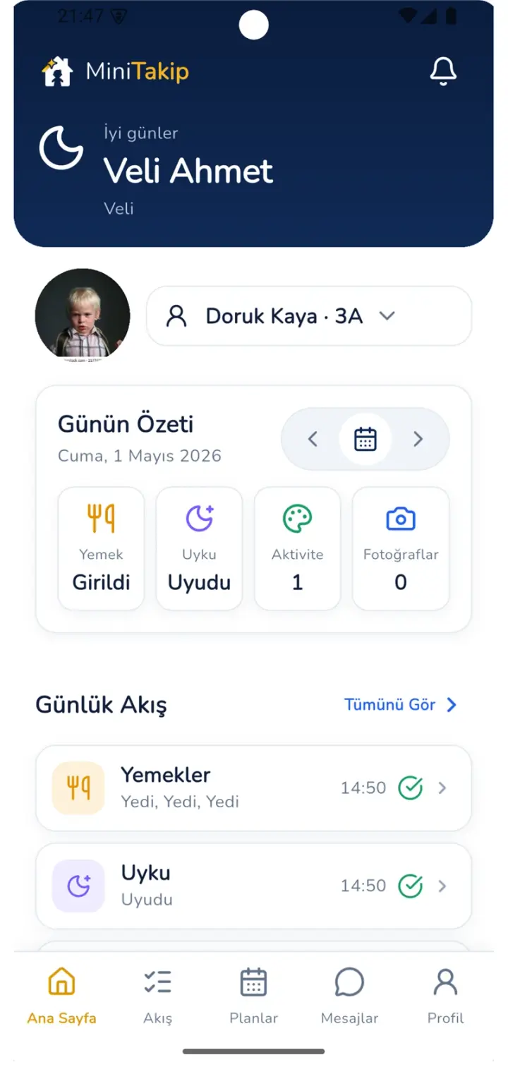 Layar orang tua aplikasi MiniTakip: makan, tidur, kegiatan, dan aliran foto